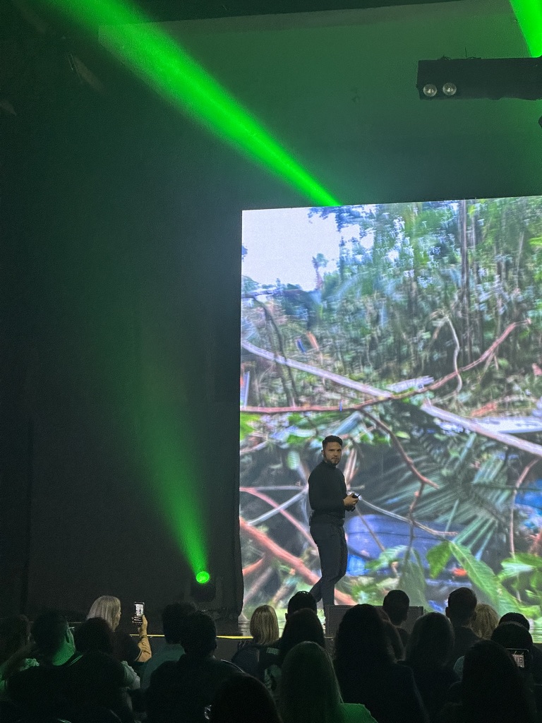 Antonio no palco diante do público, contando sua experiência na floresta